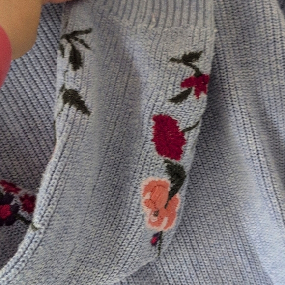 American Eagle Boho Baggy Floral Embroidered Light Blue V-Neck Sweater Small - Picture 11 of 11